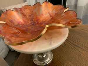 Cuenco de resina de alta gama con patrón espiral multicolor, diseñado para ser un centro de mesa decorativo en espacios de vida de lujo. - Product Image 4