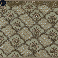 Tissus pour robes à motif de treillis perlé avec motifs floraux métalliques et arches festonnées |   Textiles décoratifs pour robes de mariée et tenues de soirée