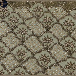 Tissus pour robes à motif de treillis perlé avec motifs floraux métalliques et arches festonnées |   Textiles décoratifs pour robes de mariée et tenues de soirée - Product Image 1