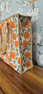 Sac fourre-tout matelassé en coton brodé floral indien Advik avec fermeture éclair, poches intérieures/extérieures 14x16 pouces, style bohème - Product Image 2