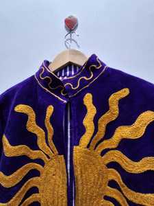 Veste bomber d'hiver classique en velours faite à la main, doublure en coton écologique brodée de fleurs Suzani, Bless International - Product Image 5