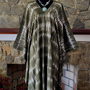 Robe longue kaftan en rayonne tie-dye vert olive, col en V, style bohème, taille unique - Product Image 1