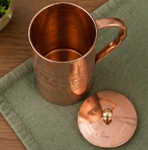 Carafe en cuivre avec bande florale gravée, finition brillante de qualité supérieure, pour bien-être ayurvédique, avec couvercle de protection intégré et élégant en laiton - Product Image 2