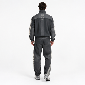 Conjunto Deportivo para Hombre en Gris Carbón, Chaqueta Asimétrica con Cierre, Pantalones Ajustados, Paneles Reflectantes, Cinta Lateral Tejida, Diseño Personalizado OEM, Ropa Urbana - Product Image 2