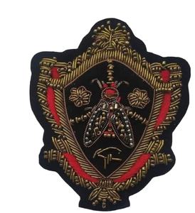 Badge brodé de haute qualité en fil métallique et perles, motif abeille couronnée, pour sacs, chaussures et accessoires de mode - Product Image 1