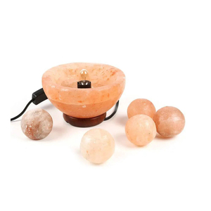 La lampe en sel de l'Himalaya Fire Bowl offre une belle lueur ambrée et une texture de cristal unique, ce qui la rend une pièce décorative raffinée. - Product Image 3