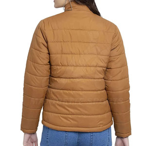 Vestes matelassées élégantes pour femmes avec logo personnalisé, dotées d'un tissu de qualité supérieure, d'une fermeture éclair intégrale et de poches latérales, conçues pour un usage quotidien. - Product Image 3