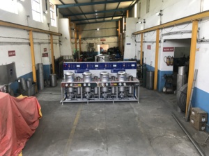 Grande machine automatique multi-pots pour la teinture de textiles et de fils, avec moteur à engrenages PLC et pompe doseuse - Product Image 5