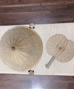 LOS ABANICOS DE MANO PLEGABLES CON FORMA DE HOJA DE LOTO SON PERFECTOS PARA EL VERANO Y EXCELENTE PARA DECORAR TIENDAS Y RESTAURANTES A UN BUEN PRECIO. - Product Image 5