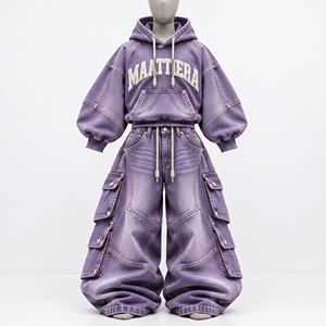 Conjunto de Sudadera con Capucha de Mezclilla Lavada Morada y Jeans Cargo Holgados para Mujer, Estilo Urbano Oversize con Estampado de Texto, Fabricante Mayorista Personalizado - Product Image 4