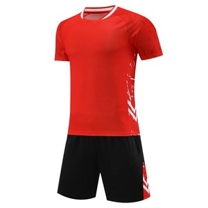 Ensemble de maillot de football en polyester rouge pour homme avec impression par sublimation blanche, respirant, uniforme d'équipe adulte, manches courtes, short noir - Product Image 1