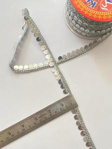 Bordure en sequins argentés et strass tressés pour la décoration de vêtements, applique durable à bords tissés - Product Image 2