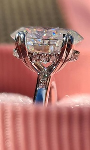 Anillo de compromiso de moissanita ovalado de 1.5 quilates (9*6mm) con efecto hielo triturado, halo oculto de diamantes alargado y doble engaste, ideal para propuesta. - Product Image 2