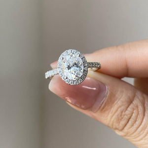 แหวนแต่งงานเพชรทรงรี 2 กะรัต ดีไซน์หรูหรา ประดับเพชรรอบวง ทอง 14k ระยิบระยับ สวยงามสง่า เป็นของขวัญแต่งงานที่เหนือกาลเวลา - Product Image 2