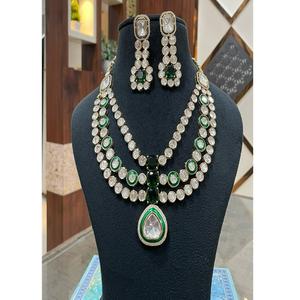 Impresionante Juego de Collar y Aretes de Moissanita Chapados en Oro de la Mejor Calidad para Regalo de Boda y Otras Ocasiones - Joyería Clásica para Mujer - Product Image 1