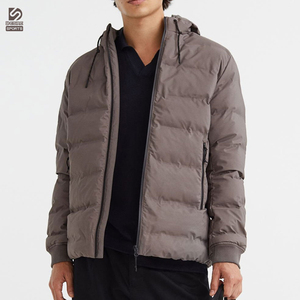 Nouvelle veste d'hiver matelassée pour homme avec logo personnalisable sur le devant, design optimal, caractéristiques coupe-vent et respirantes - Product Image 1