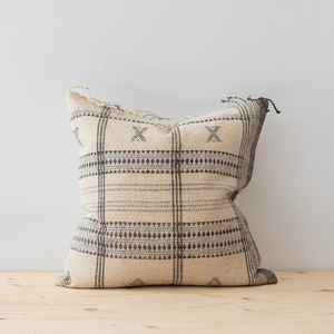 Housse de coussin décorative en laine faite à la main style bohème avec franges et pompons - Product Image 3