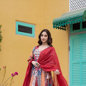 Conjunto de 3 piezas de traje Anarkali de algodón con pantalón y dupatta de organza de viscosa con encaje Bijiya en el borde. - Product Image 1