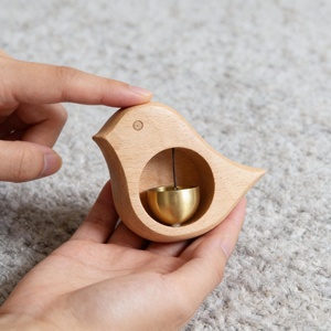 Campana de puerta para pájaros de madera hecha a mano |   Timbre rústico de madera para puerta |   Campana Decorativa Colgante para Puerta de Entrada del Hogar - Product Image 1