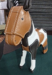 Figura de Caballo Rosa y Blanco de Cuero PU, Escultura Animal Decorativa, Colgante para Bolso con Cierre a Presión, para Regalo y Decoración del Hogar - Product Image 2