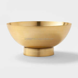 Bol de service en laiton au look design avec des détails anciens, idéal pour la décoration de mariage et les arrangements de fête - Product Image 4