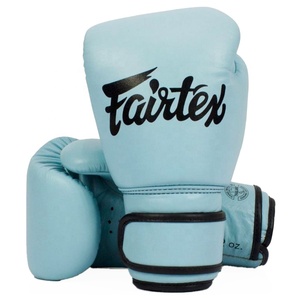 ถุงมือชกมวยแฟร์เท็กซ์สีฟ้าอ่อน ดีไซน์ทันสมัย ผลิตตามสั่ง สำหรับฝึกซ้อม ทำจากหนังวัวแท้ 100% สำหรับศิลปะการต่อสู้ - Product Image 1