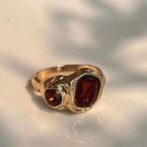 Anillo de Plata de Ley Estilo Vintage con Dos Gemas de Granate en Engaste de Bisel, Certificado por IGI - Product Image 1