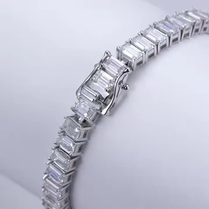 Bracelet tennis en diamants de qualité supérieure pour femmes, accessoire de joaillerie fine pour mariages, anniversaires, fêtes, disponible à la vente - Product Image 6