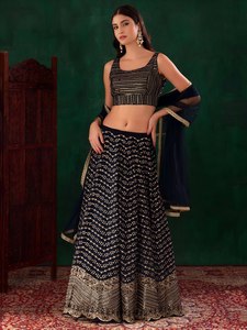 Ensemble Lehenga en satin de soie indien brodé de fleurs pour femme, avec crop top sans manches et jupe longue jusqu'aux chevilles, idéal pour les festivals et les soirées - Product Image 1