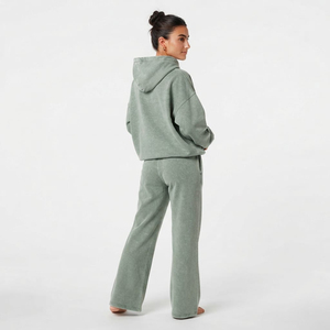 Conjunto deportivo de dos piezas de algodón con lavado ácido en verde salvia, sudadera con capucha y cordón ajustable, hombros caídos y corte holgado. - Product Image 3