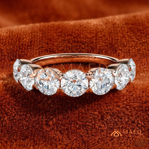 Bague tendance en vermeil or rose 14 carats avec 7 pierres de moissanite, élégante alliance éternité en argent à coupe ronde pour demande en mariage ou cadeau d'anniversaire - Product Image 1