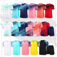 Jersey Latihan Olahraga Pria 100% Polyester Interlock Cepat Kering Kaos Sepak Bola Sublimasi Lengan Raglan Logo Kustom OEM