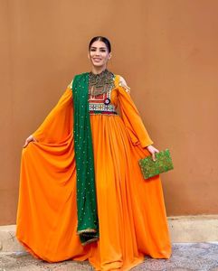 Robe de soirée bohème longue en mousseline brodée style afghan 2026, contrastant orange et vert, à manches longues, coupe trapèze, pour mariage et fête - Product Image 3