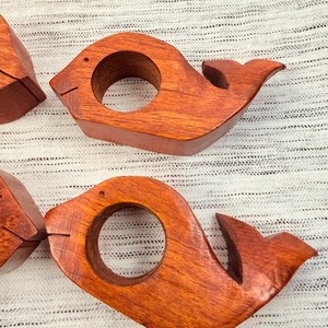 Anillos para Servilletas de Madera Tallados a Mano con Forma de Ballena |   Decoración Náutica para Mesa, Porta Servilletas con Temática Oceánica para Cenas - Product Image 2