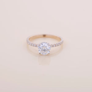 Anillo de Compromiso con Diamante Cultivado en Laboratorio de 1.02 Ct, Corte Redondo, Banda Pavé, Certificado IGI, Chapado en Rodio, Oro Amarillo, Blanco y Rosa de 18K - Product Image 1