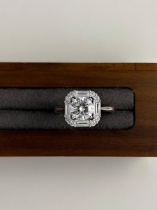 แหวนเพชรทรงกลมเจียระไนแบบบริลเลียนท์ 1.60 กะรัต ประดับเพชรทรงบาแกตต์ด้านข้าง ตัวเรือนทองคำขาว 14K ดีไซน์หรูหรา เหมาะสำหรับเป็นแหวนหมั้น - Product Image 3