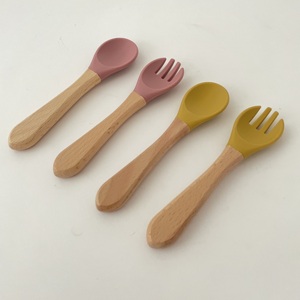 Juego de cuchara y tenedor de silicona para bebé con mango de madera, utensilios de alimentación para niños pequeños con punta suave, grado alimenticio, fácil de limpiar - Product Image 1