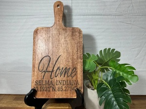Planche à découper personnalisée pour la cuisine avec poignée, design gravé, finition lisse, surface durable, parfaite pour la préparation, le service et la décoration - Product Image 2