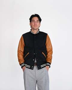 Chaqueta Varsity de Lana Negra para Hombre con Mangas de Cuero Marrón, Estilo Otoñal de Manga Larga - Product Image 1