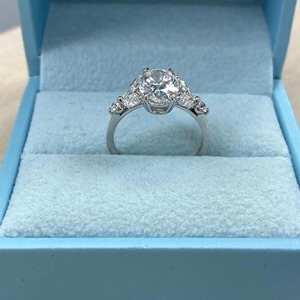 Anillo de Compromiso Clásico con Diamante Cultivado en Laboratorio, Corte Ovalado de 2 Quilates, Color D, Claridad VVS1, Certificado IGI, Oro Blanco de 14K, Solitario para Mujer - Product Image 1