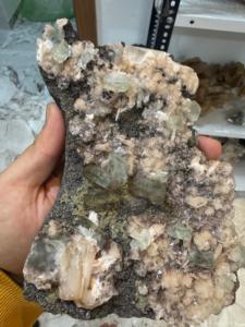 Calcedoine noire naturelle avec Stilbite jaune et Apophyllite verte |   Spécimen de cristal minéral de qualité supérieure - Product Image 4