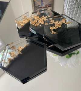 Sous-verres en résine artisanaux de qualité supérieure, forme irrégulière, décoration pour la maison et les entreprises, fabriqués dans l'Uttar Pradesh, pour le café, le thé et plus encore - Product Image 1