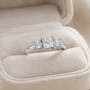 Bague de fiançailles et d'anniversaire pour femme en argent sterling 925 avec moissanite taille princesse et trois pierres serties à griffes - Product Image 5