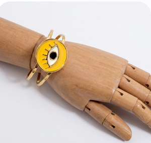 Pulsera artesanal de latón con un ojo de esmalte amarillo diseñado para la salud, la claridad mental y el armonía espiritual. - Product Image 4