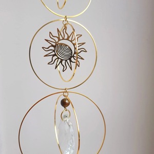 Atrapasueños de metal y cristal con diseño de sol redondo, adorno de cristal para el sol, adecuado para decoración festiva, como elemento decorativo y para uso en exteriores. - Product Image 3