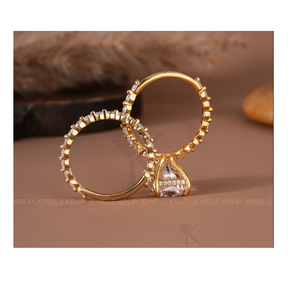 Conjunto nupcial delicado con corte radiante y bandas a juego con pavé festoneado en oro amarillo, anillo apilable para mujer, joyería para uso diario - Product Image 5