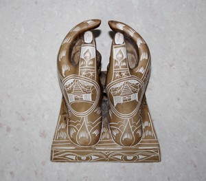 Tarjetero de Resina Tallado a Mano con Diseño de Mano Mudra |   Organizador de Escritorio con Diseño Étnico de Henna |   Decoración Espiritual Única para Oficina - Product Image 1