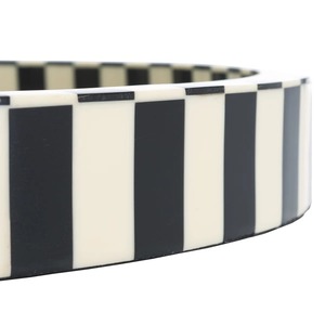 Plateau de service rond décoratif noir et blanc, idéal pour les réunions familiales, les fêtes et les cadeaux, provenant d'Inde. - Product Image 3