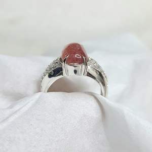Anillo Unisex de Cuarzo Fresa Natural y Metal Mixto, Hecho a Mano con Piedras Preciosas, Joyería de Plata, Regalo Único para Todos - Product Image 2
