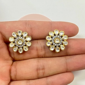 Pendientes de botón RAY FINE ORNATES chapados en oro de 22 quilates con certificación IGI, diseño de flor Kundan, estilo tradicional indio Polki, para aniversario, estilo étnico. - Product Image 3
